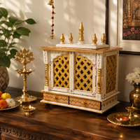 Temple hindou artisanal en bois blanc et doré, décoration intérieure par The D.N.A Group, élégante décoration de salon, armoire de prière avec porte.