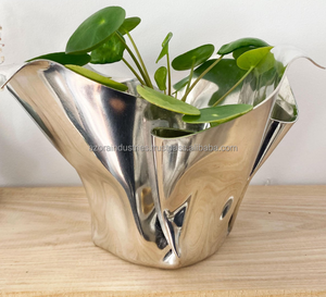 Vase à fleurs moderne en métal froissé en étain de haute qualité, décoration de table intérieure et extérieure, écologique, fait à la main, salon Azora - Product Image 3