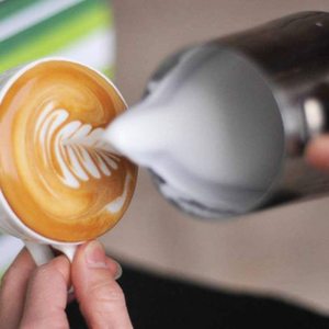 Article le plus vendu : Pichet à lait conique en acier inoxydable de 20 oz avec poignée métallique, outils de barista, pichet à mousse pour café expresso - Product Image 4