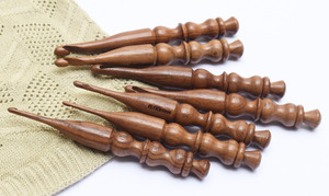 Collection de crochets en bois faits à la main durables, finition lisse, parfaits pour les tricoteuses et artisans professionnels - Product Image 6