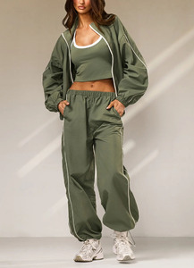 Nouvelle Collection : Ensemble de Survêtement Léger pour Femme avec Veste Zippée Intégrale et Joggers, Logo Personnalisé et Passepoil Contrastant - Product Image 4