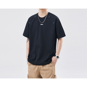 เสื้อยืดแขนสั้นสีดำทรงปกติสำหรับผู้ชาย คอกลม ผ้าคอตตอนเจอร์ซีย์ ระบายอากาศได้ดี สวมใส่สบาย น้ำหนัก 260 กรัม พิมพ์ลายโลโก้ด้านหน้า - Product Image 3