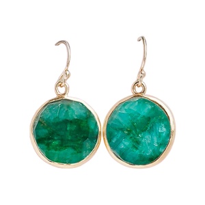 Pendientes colgantes de plata de ley 925 chapados en oro con esmeralda facetada redonda teñida - Product Image 1