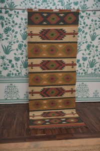 Tapis Kilim Artisanal Tissé à la Main Écologique en Laine et Latex, Motif Géométrique Aztec Diamant Vert Ocre Rouille, pour Chevet, Couloir ou comme Tapis d'Appoint - Product Image 5