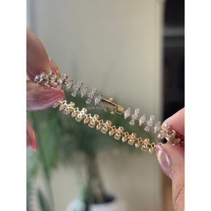 Pulsera de tenis de lujo de oro de 14K con racimo de flores y diamantes de 4.10 Ct, corte marquesa y forma de pera, elegante y llamativa, ideal como regalo para bodas y fiestas. - Product Image 2