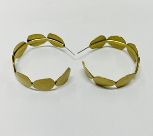 Boucles d'oreilles créoles dorées en forme de feuille pour femme, boucles d'oreilles pendantes texturées en forme de cercle ouvert, boucles d'oreilles tendance classiques à crochet - Product Image 1