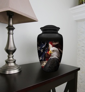 Urne funéraire décorative en métal avec drapeau américain et aigle chauve pour cendres humaines, couvercle sécurisé et durable, urne commémorative patriotique pour inhumation - Product Image 4
