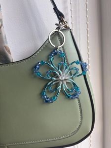 Breloque de sac élégante et raffinée en forme de fleur bleue, faite à la main, avec perles, accessoire décoratif pour sacs à main et portefeuilles - Product Image 1