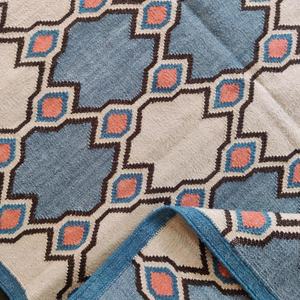 Tapis en laine fait main avec motif abstrait |   Tapis moderne écologique tissé à la main en tissage plat pour salon et chambre à coucher - Product Image 4