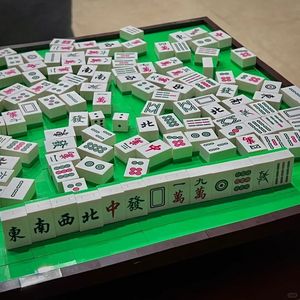 Tuiles de Mahjong Traditionnelles en Résine Vertes et Blanches à Motifs, Ensemble Artisanal de Collection Fait Main, Pièce d'Art Coulée Personnalisée - Product Image 2