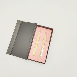 Pinzas Profesionales para Pestañas DANTRIC IMPLANTS, Chapadas en Oro, Modelo LG-871, Punta Puntiaguda de Precisión, Superficie Lisa, Empaquetado en Caja - Product Image 4