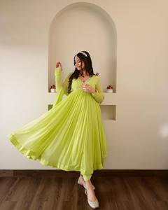 Robe de soirée attrayante de couleur vert perroquet avec col en V et miroir intégré, coupe classique et confectionnée en tissus de haute qualité. - Product Image 3