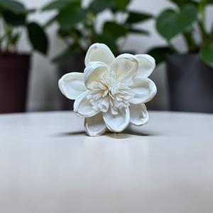 Flores de Madera Sola VADEE, Hechas a Mano, Sostenibles, Flor de Gardenia Blanca, 8.5 CM, Varilla de Fibra Vegetal de Sesbania de Tailandia - Product Image 2