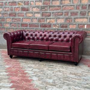 Sofá de 3 Plazas de Cuero Borgoña de Lujo con Botones Decorativos, Brazos Enrollados, Sofá Clásico para Sala de Estar - Product Image 4