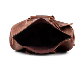 Sac de voyage en cuir véritable, fabriqué avec des matériaux de qualité supérieure, offre durabilité et un toucher luxueux, intérieur spacieux. - Product Image 3