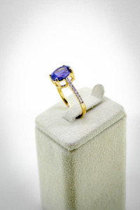 Anillo Ovalado de Tanzanita Azul Violeta Natural en Oro Amarillo Sólido de 18K – Anillo Solitario Elevado de Cuatro Puntas con Pavé de Diamantes - Product Image 2