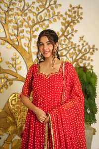 ชุดเดรส Anarkali ผ้าชีฟองพิมพ์ลาย Bandhani สีแดง ทรงเอ พร้อมผ้าคลุมไหล่ ปักลายดอกไม้ เอวทรงเอ็มไพร์ เปิดหลัง เหมาะสำหรับงานเลี้ยงตอนเย็นหรืองานแต่งงาน - Product Image 2