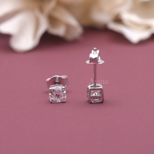 Pendientes de Diamante Cultivado en Laboratorio con Certificación IGI, Corte Cojín, Solitario, en Oro Blanco/Rosa y Amarillo de 18K |   Pendientes de Diamantes de Lujo - Product Image 4