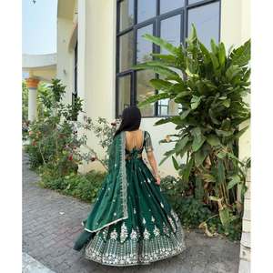 Magnifique Lehenga Choli de mariage rouge brodé avec des sequins, taille unique, pour les occasions spéciales, par Maruti Designer - Product Image 2