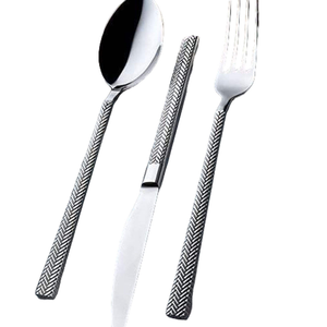 Ensemble complet de couverts en métal comprenant des cuillères à dîner, des fourchettes et des couteaux, adapté aux repas en famille - Product Image 1