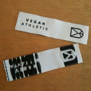 Étiquettes de vêtements tissées en damassé découpées au laser, écologiques, haute densité, design personnalisé - Product Image 4