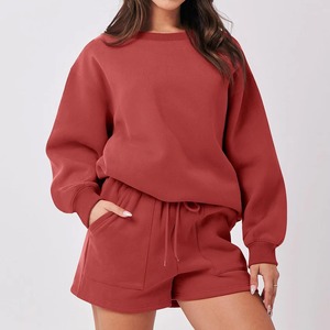 Conjunto de sudadera y pantalones cortos de 2 piezas para mujer, cuello redondo, forro polar, color liso, informal, holgado, rojo, largo por encima de la rodilla - Product Image 3