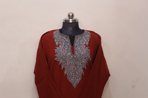 Kurta Roja de Cachemira para Niñas, Hecha a Mano, con Bordado Paisley, Cuello en V, Manga Corta, Estilo Modesto Básico para Uso Diario, Estilo India-Pakistán - Product Image 3