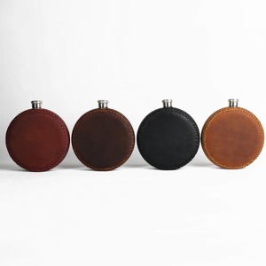 Gourde à whisky en cuir, forme ronde, élégante, portable, parfaite pour les voyages, les cadeaux et l'utilisation personnelle au bar. - Product Image 1