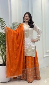 Tenues de soirée et de mariage en pure soie chinon, haut brodé de sequins lourds avec palazzo et dupatta brodée de sequins - Product Image 1