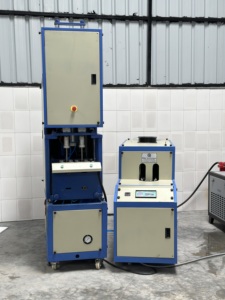 Machine de soufflage de bouteilles PET semi-automatique 2 KVT avec moteur - Product Image 4