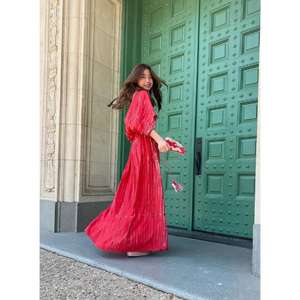 ชุดเดรสยาวสไตล์เทพธิดา ลายมัดย้อม สีแดงคอรัล ผ้าฝ้าย 100% ใส่สบายมาก ระบายอากาศได้ดี เหมาะสำหรับฤดูร้อน - Product Image 4