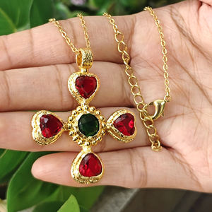 Collier Croix Crucifix Plaqué Or 18 carats avec Pendentif Croix Designer en Quartz Grenat et Quartz Émeraude, Chaîne Câble, Meilleure Vente - Product Image 3