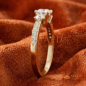 Anillo de Lujo de Oro de 18K con Tres Piedras de Moissanita |   Anillo de Compromiso Pasado, Presente y Futuro |   Elegante Anillo de Compromiso con Múltiples Piedras Simuladas de Diamante - Product Image 2