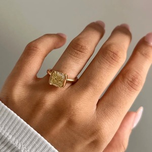 Anillo de Diamante Amarillo de 3.25CT, Corte Cojín, Cultivado en Laboratorio, Engaste de Media Bisel, Oro de 14K, Proveedor - Product Image 2