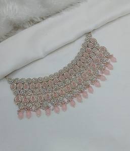 Exquisito Conjunto de Joyería Nupcial Chapado en Oro Rosa con Zirconia, Collar Gargantilla, Pendientes y Maang Tikka para Bodas Étnicas y Fiestas - Product Image 3