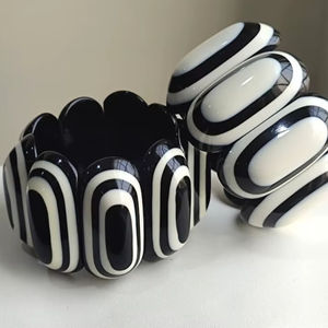 Accessoires de mode pour filles faits à la main, design antique noir et blanc, pour les fêtes, par Universal Overseas - Product Image 1