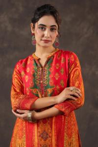 Kurti traditionnel formel simple en crêpe de soie 100% imprimé numériquement, boutonné, coupe trapèze avec ourlet sirène - Product Image 4