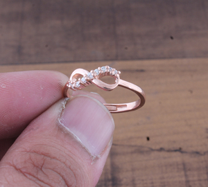 Anillo de Flor en Oro Rosa, Anillo Delicado con Rosa, Anillo de Compromiso Floral, Joyería Inspirada en la Naturaleza, Regalo de Aniversario para Él - Product Image 3