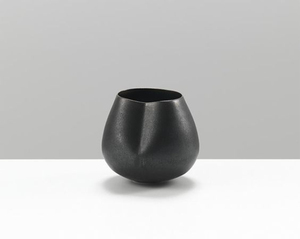 Vase décoratif abstrait minimaliste en céramique noire mate sculpturale moderne pour centre de table à la maison et au bureau - Product Image 1