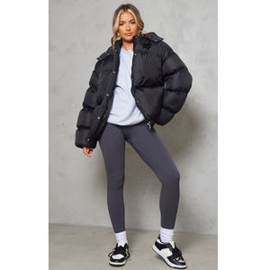 Veste matelassée imperméable et tendance avec rembourrage chaud et capuche ajustable pour une protection contre le froid. - Product Image 1