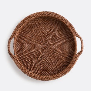 Plateau de service rond en rotin tressé à la main, brun foncé, durable, avec poignées, pour restaurant, vente en gros, fournisseur éco-responsable - Product Image 1