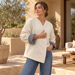 Chaqueta tipo kimono para mujer en color marfil y cuadros vichy con cinturón y puños vuelcados - Product Image 5