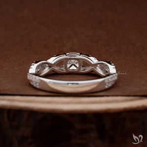 Bague de fiançailles en or blanc 10K avec diamant de laboratoire taille coussin 0,5 carat et bande pavée torsadée, certifiée IGI - Product Image 3