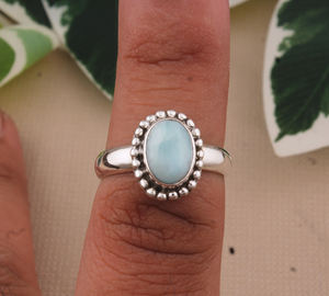 Bague solitaire délicate en argent sterling 925 avec serti clos et larimar taille fantaisie, faite à la main, style bohème classique, certifiée par un tiers - Product Image 1