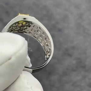 Anillo de Diamantes para Hombre con Diamante Amarillo Radiante de Laboratorio, Engastado en Bisel de Dos Tonos, con Certificado IGI y Claridad VVS - Product Image 5