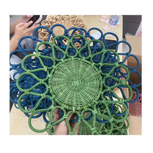 Assiette décorative ronde en rotin tressé fait main pour la décoration d'événements au Vietnam - Product Image 1