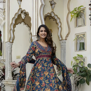 ชุดผ้าฝ้าย 3 ชิ้น ลายพิมพ์อินเดีย ผ้าฝ้ายแท้ พิมพ์ลาย Kalamkari พร้อมงานปักมือที่เสื้อ ชุดเดรส Anarkali และกางเกงพร้อมผ้าคลุมไหล่ - Product Image 1