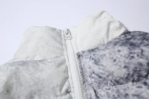 เสื้อแจ็คเก็ตพัฟเฟอร์สีดำสำหรับผู้ชาย สไตล์สตรีทแวร์ กันลม มีซิป คอตั้ง บุใยโพลีเอสเตอร์หนา ทรงหลวมสั้น พิมพ์ลายตัวอักษรด้านหน้า - Product Image 4