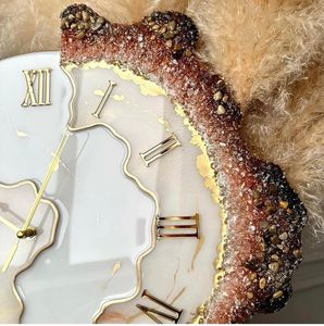 Horloge murale analogique moderne en résine de quartz, chiffres romains, décorative, irrégulière, pour salon et décoration intérieure - Product Image 2