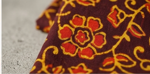 Tissu en popeline de coton imprimé floral traditionnel bordeaux, textile ethnique léger et écologique pour sacs, pochettes et confection de mode au mètre - Product Image 3